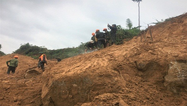 Các lực lượng chức năng vẫn đang tích cực thông tuyến đường 71 để đưa xe cơ giới vào phục vụ công tác tìm kiếm.