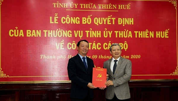 Bí thư Tỉnh ủy tỉnh Thừa Thiên Huế Lê Trường Lưu trao quyết định của Ban Thường vụ Tỉnh ủy về việc điều động, chỉ định đồng chí Phan Thiên Định (bên trái) tham gia Ban Chấp hành, Ban Thường vụ, giữ chức vụ Bí thư Thành ủy Huế