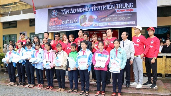 Dịp này, thông qua ngành giáo dục các địa phương trên địa bàn tỉnh TT- Huế đoàn đã gửi tặng 10.000 chiếc áo ấm cho các em học sinh vùng lũ 