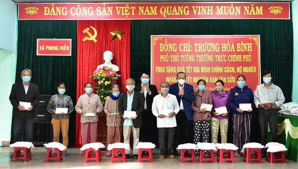 Phó Thủ tướng Thường trực Chính phủ Trương Hòa Bình cùng Thứ trưởng Bộ Công an Nguyễn Quốc Hùng tặng quà Tết cho bà con xã Phong Hiền, huyện Phong Điền, tỉnh TT- Huế