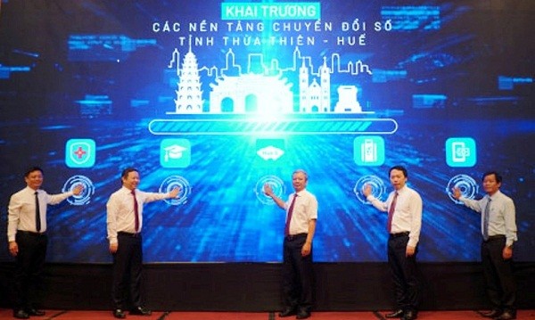 Các đại biểu bấm nút công bố triển khai các nền tảng chuyển đổi số