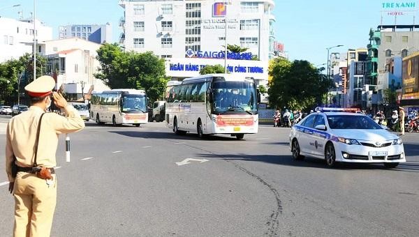 Đoàn cán bộ, nhân viên, lực lượng y tế và sinh viên tình nguyện tỉnh Thừa Thiên Huế chi viện cho TP HCM và các tỉnh phía Nam đợt này gồm 127 thành viên.