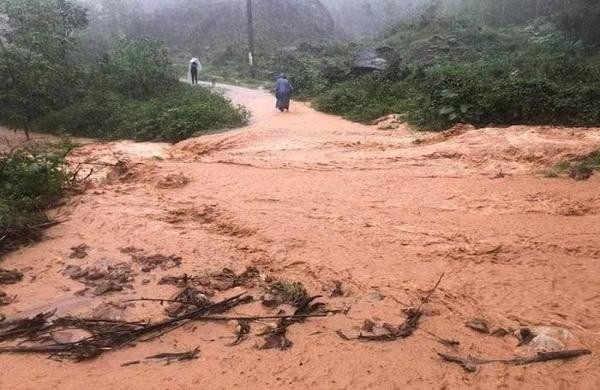 Mưa lớn đã làm cho đất, đá từ đỉnh đèo Phú Gia cuồn cuộn trôi xuống đường, gây nguy hiểm cho người dân.