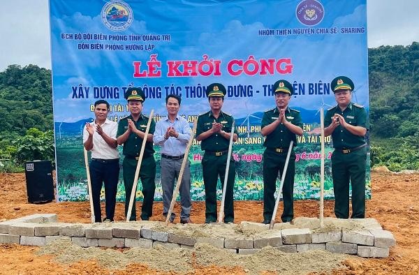 Lễ khởi công xây dựng nhà tổ công tác địa bàn-thư viện biên giới tại thôn Xà Đưng, xã Huớng Việt, huyện Huớng Hoá.