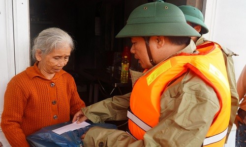 Chủ tịch UBND tỉnh Thừa Thiên Huế Nguyễn Văn Phương thăm hỏi, động viên người dân vùng rốn lũ huyện Quảng Điền.