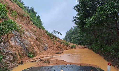 Sạt lở trên tuyến Quốc lộ 49 qua địa bàn huyện A Lưới (tỉnh Thừa Thiên Huế).