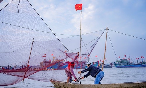 Cứ “tam niên đáo lệ” dân làng Thai Dương Hạ (xã Hải Dương) và Thai Dương ở TP. Huế, tỉnh Thừa Thiên Huế lại tổ chức lễ Cầu ngư nhằm cầu mưa thuận gió hòa, tàu thuyền ra khơi thuận buồm xuôi gió.