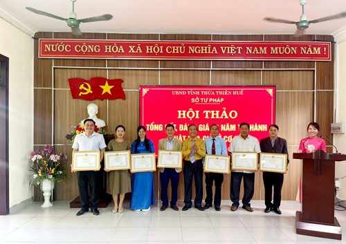 Trao Bằng khen của Chủ tịch UBND tỉnh Thừa Thiên Huế cho các cá nhân, tập thể có thành tích xuất sắc trong 10 năm thi hành Luật Hòa giải ở cơ sở.