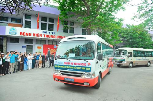 Chuyến xe yêu thương đưa bệnh nhân về quê đón Tết Nguyên đán Giáp Thìn 2024.