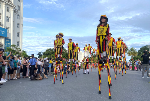 Tiết mục của đoàn cà kheo De Koninklijke Steltenlopers Merchtem (Bỉ)