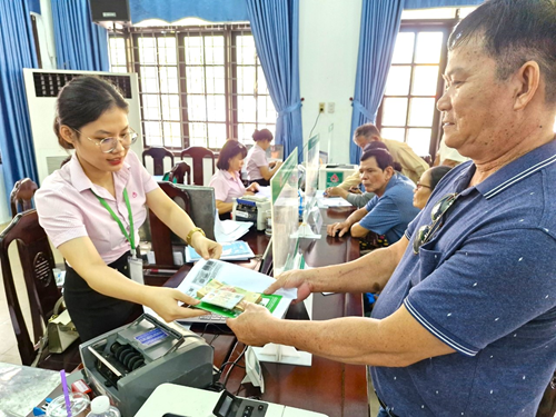 Phòng giao dịch NHCSXH thị xã Hương Thủy thực hiện giải ngân cho các hộ vay vốn trên địa bàn thị xã.