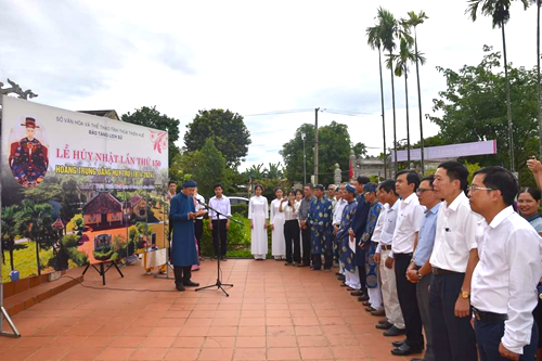 Lễ dâng hương kỷ niệm 150 năm ngày mất danh nhân Đặng Huy Trứ được tổ chức tại nhà thờ cụ ở phường Hương Xuân, thị xã Hương Trà, tỉnh Thừa Thiên Huế.