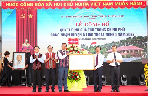 Lãnh đạo tỉnh Thừa Thiên Huế trao Quyết định của Thủ tướng Chính phủ công nhận huyện A Lưới thoát nghèo năm 2024 