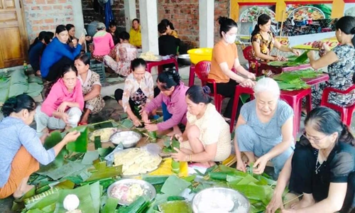 Hội viên hội Phụ nữ thị xã Hương Trà gói hàng trăm cặp bánh chưng, bánh tét và các nhu yếu phẩm khác gửi hỗ trợ đồng bào miền Bắc. (Ảnh: Hội LHPN Thừa Thiên Huế).