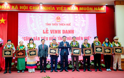 Lãnh đạo tỉnh trao danh hiệu công dân tiêu biểu tỉnh Thừa Thiên Huế năm 2023 cho các cá nhân.