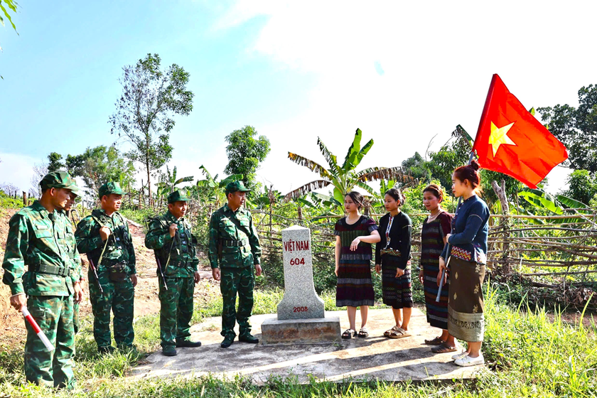 Đồn Biên phòng CKQT Lao Bảo cùng Nhân dân tuần tra tại cột mốc 604.