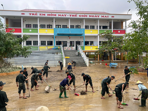 Lực lượng CSCĐ Bắc Trung Bộ cùng với người dân dọn dẹp vệ sinh ở các trường học vùng rốn lũ huyện Lệ Thủy.