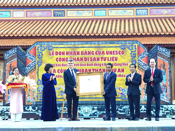 Trưởng Đại diện Văn phòng UNESCO tại Việt Nam trao bằng công nhận “Những bản đúc nổi trên chín đỉnh đồng ở Hoàng cung Huế" là Di sản tư liệu thế giới.