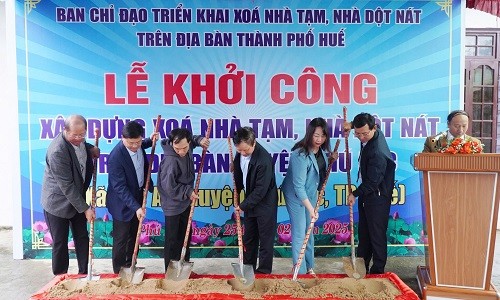 Lãnh đạo TP Huế cùng các đại biểu tham gia lễ khởi công xây dựng nhà ở cho hộ nghèo tại huyện Phú Lộc.