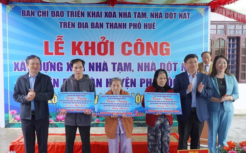 Trao kinh phí hỗ trợ xây dựng nhà cho 3 hộ nghèo ở xã Lộc An, huyện Phú Lộc