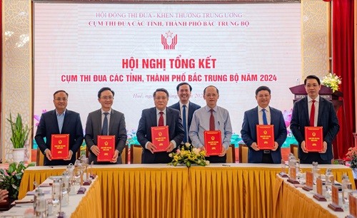 Lãnh đạo UBND các tỉnh, thành trong Cụm Thi đua Bắc Trung Bộ ký kết thi đua năm 2025 