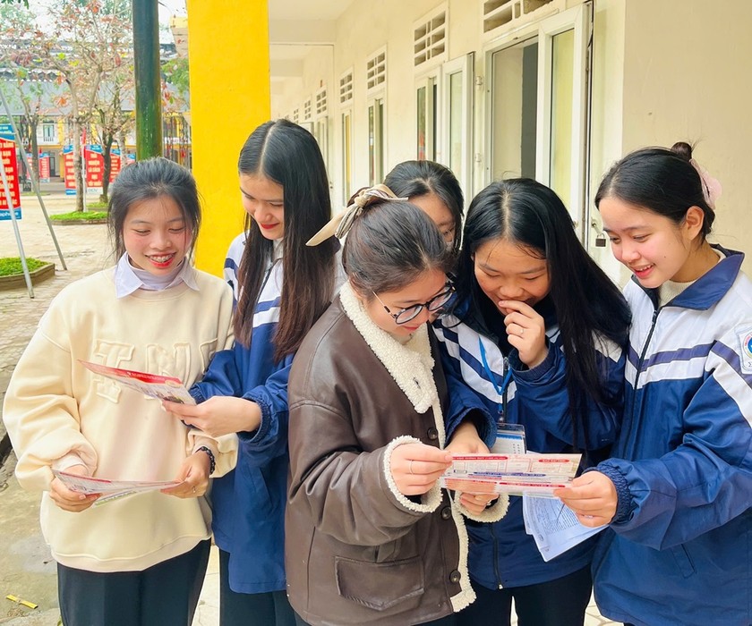 Học sinh tìm hiểu các thông tin tuyển sinh năm 2025 của trường ĐH Luật (ĐH Huế).