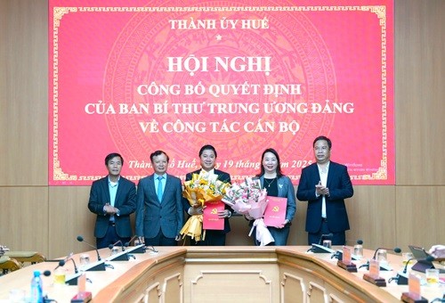 Lãnh đạo TP Huế trao quyết định của Ban Bí thư Trung ương Đảng về công tác cán bộ.