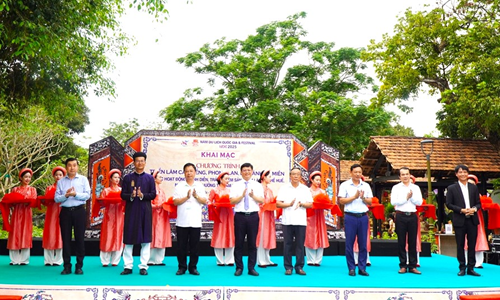 Các đại biểu cắt băng khai mạc triển lãm