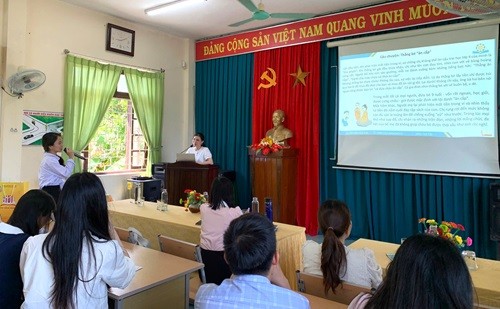 Nội dung tuyên truyền được đưa vào các câu chuyện rất đời thường, thu hút sự tương tác bằng các câu hỏi của Báo cáo viên với học sinh.