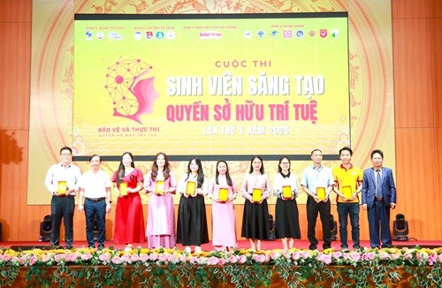 Lãnh đạo Trường Đại học Luật - Đại học Huế Trao kỷ niệm chương cho các đội tham gia cuộc thi.