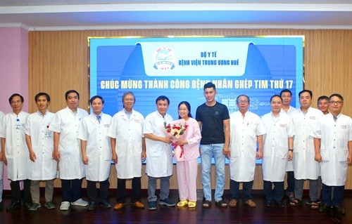 Lãnh đạo bệnh viện và các y bác sĩ chúc mừng nữ bệnh nhân được xuất viện