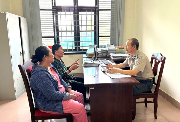 Chấp hành viên trung cấp, Quyền Trưởng Phòng Nghiệp vụ và Tổ chức THADS, Cục THADS TP Huế tiếp và giải quyết các vụ việc của người dân.