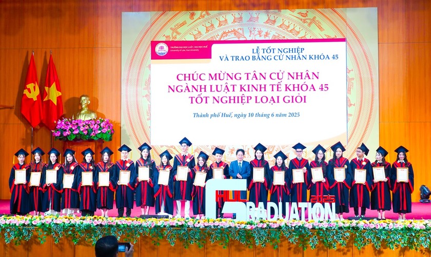 Khen thưởng tân cử nhân đạt loại Giỏi