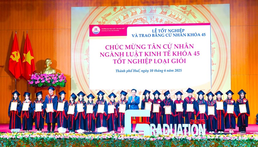 Trong tổng số sinh viên tốt nghiệp, có 459 tân cử nhân ngành Luật Kinh tế và 384 tân cử nhân ngành Luật