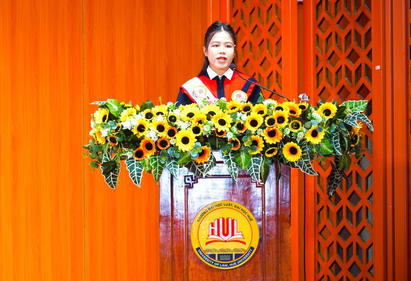 Thủ khoa ngành Luật Kinh tế, Hồ Thị Thu Ngọc bày tỏ lòng biết ơn sâu sắc đến quý thầy cô, gia đình và bạn bè
