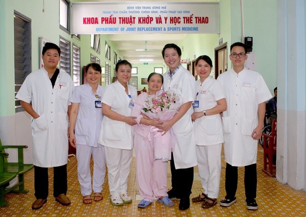 Các y, bác sĩ chúc mừng bệnh nhân phẫu thuật thay khớp háng và xương đùi thành công