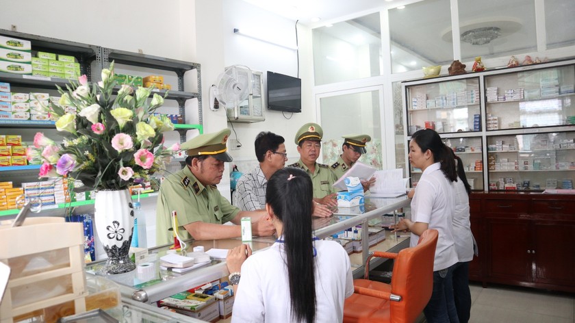Đội Quản lý thị trường số 1 ra quân kiểm tra một nhà thuốc trên địa bàn TP Mỹ Tho 