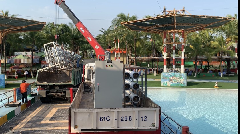 Dàn máy lọc nước mặn đang được lắp đặt