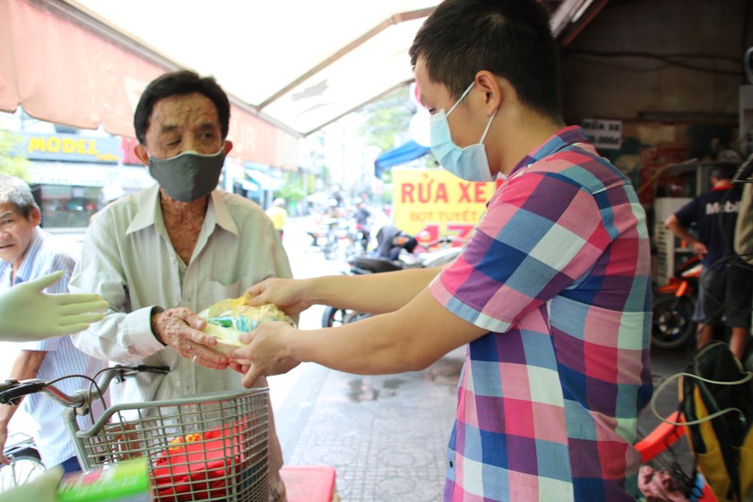 Nghĩa tình trao đi yêu thương ở lại.