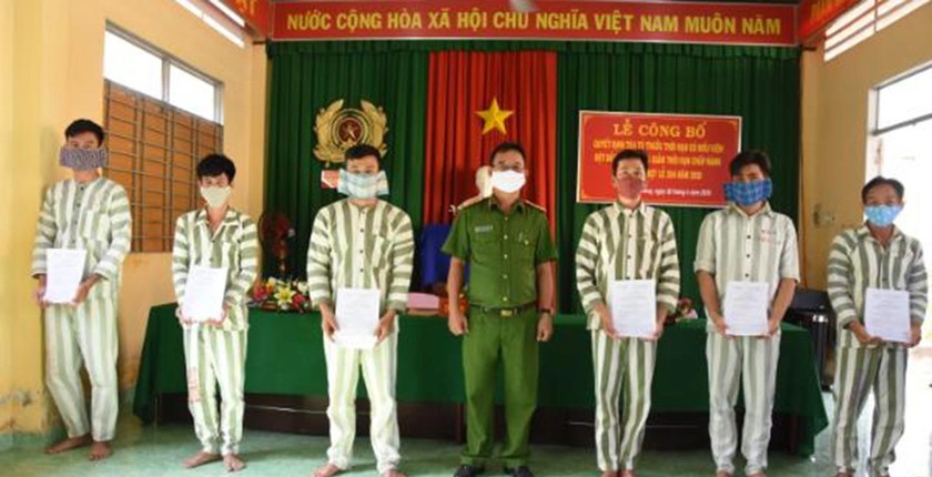 Những phạm nhân được tha tù trước thời hạn. Ảnh: Báo Ấp Bắc