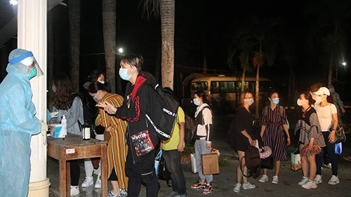 116 công dân được hướng dẫn vệ sinh khi vừa đến Bệnh viện dã chiến Trường Quân sự Đồng Tháp, Ảnh: Văn Khương