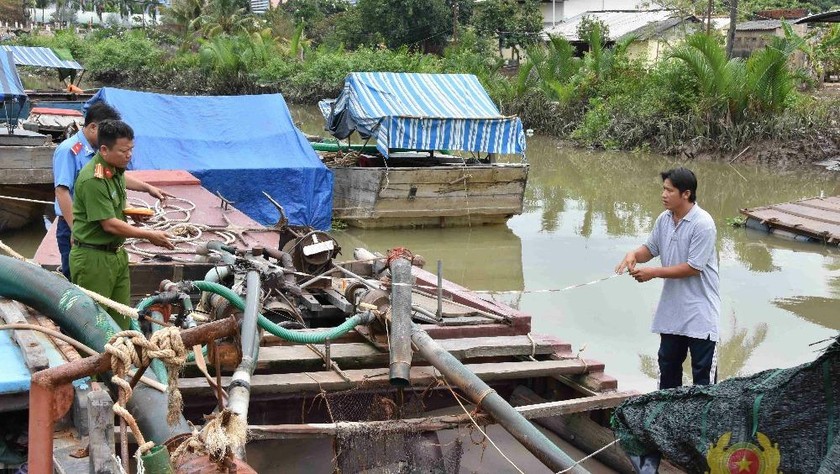 Phát hiện nhiều phương tiện khai thác cát trái phép trên sông Tiền