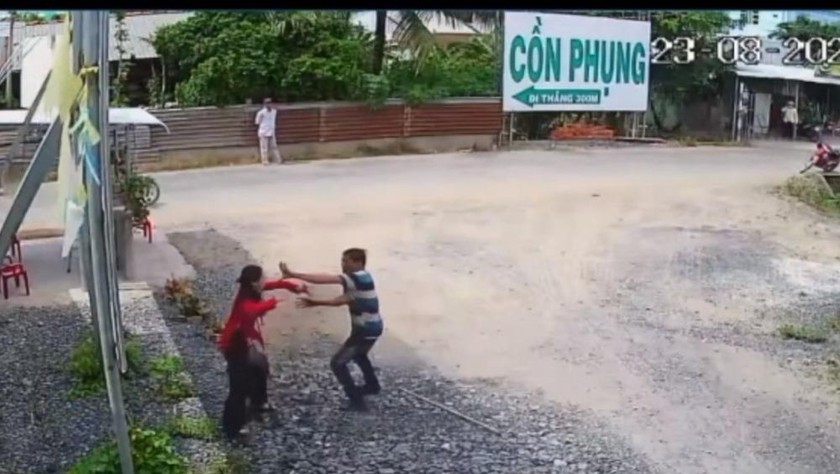 Hình ảnh trích xuất từ camera về vụ hành hung  chị Nguyễn Thị Anh Đào (nhân viên  hướng dẫn của Công ty TNHH Thương mại Du lịch Miền Quê) vào trưa 23/8/2020.