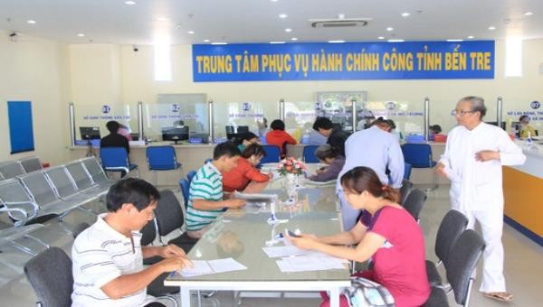 Người dân làm thủ tục hành chính tại Trung tâm Phục vụ hành chính công tỉnh Bến Tre.