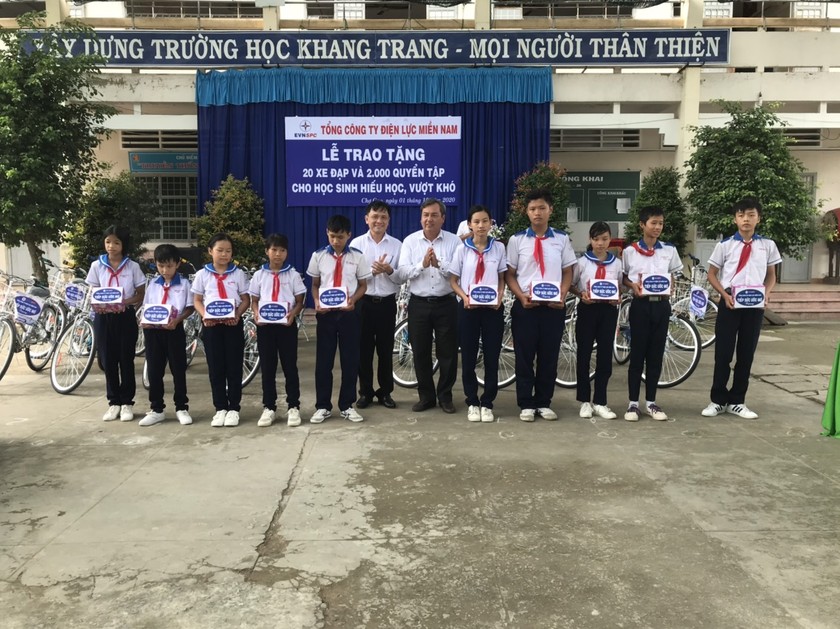 Tổng công ty điện lực miền Nam trao quà cho học sinh nhân dịp năm học mới