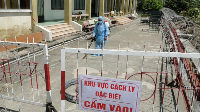 Bà bán vé số trốn vào phòng bệnh nhân Covid-19 đang điều trị