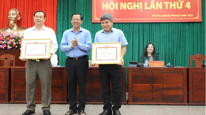 Ban Thường vụ Tỉnh ủy Bến Tre tặng bằng khen cho 2 Đảng bộ cơ sở có thành tích tốt.