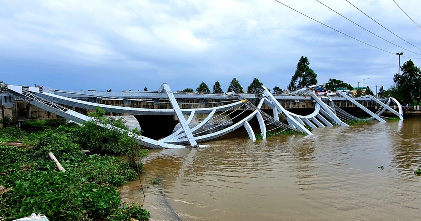 Sập công trình trang trí 4 tỉ đồng trên cầu Maspero gây cản trở giao thông