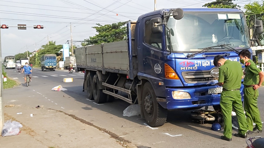 Tiền Giang: Xe tải va chạm xe đạp điện trên QL50, một phụ nữ tử vong