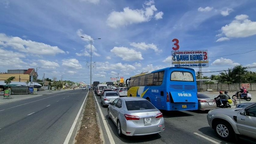 Mùng 6 Tết, cầu Rạch Miễu tê liệt gần 10km